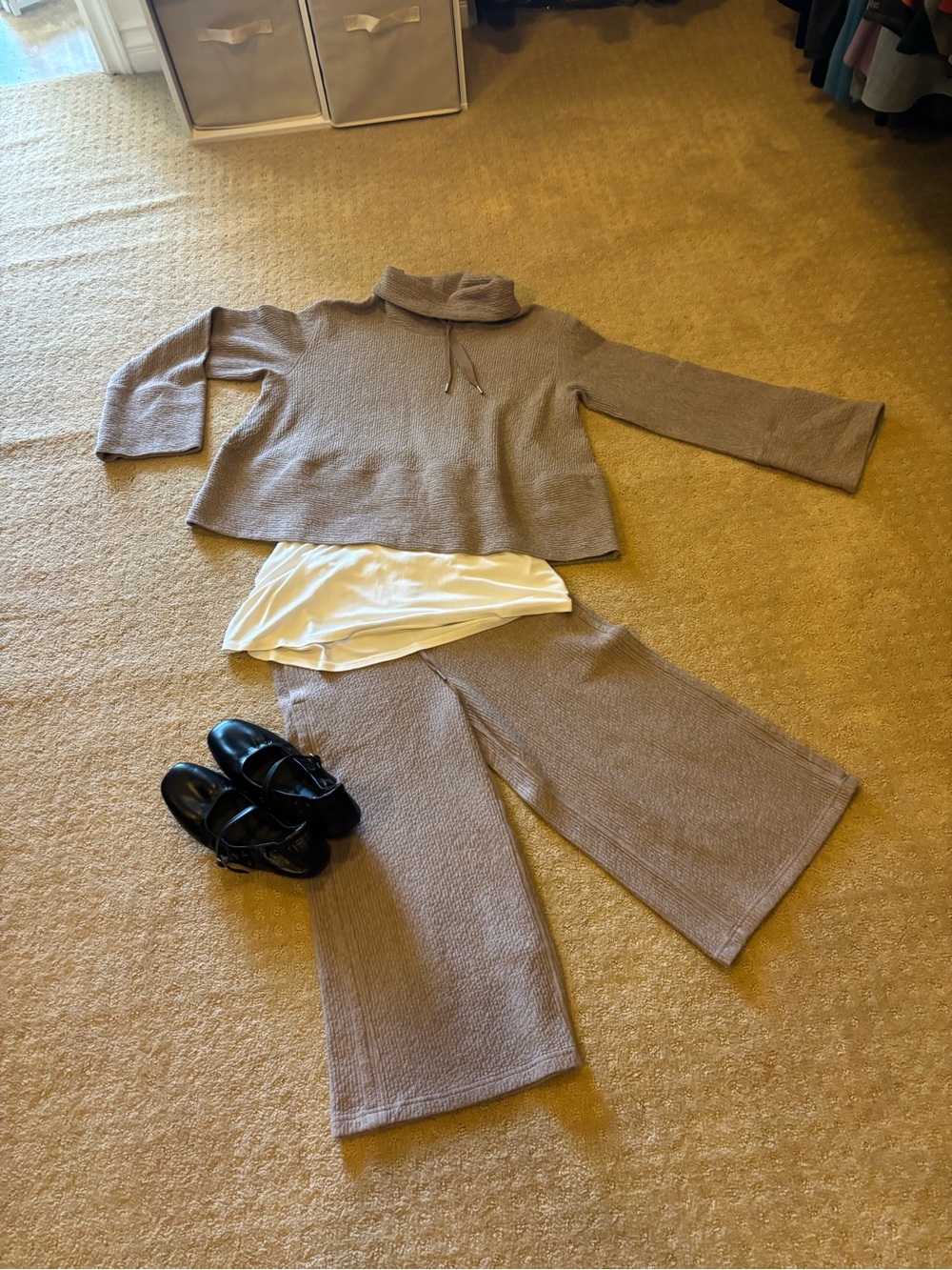 Lululemon 2 Piece Set Capri Wide Leg Pants Mock Neck Pullover Taupe Textured